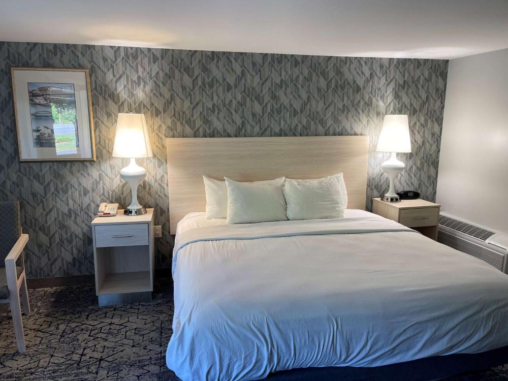 King Room with Jetted Tub (Not Pet-Friendly) interior